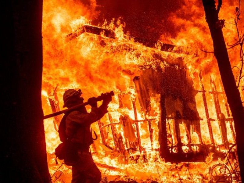 Suman 80 muertos por incendios en California