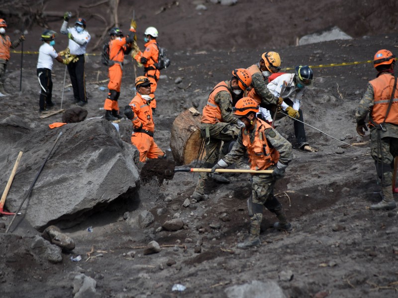 Suman 99 muertos por Volcán de Fuego