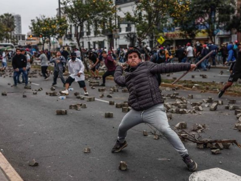 Suman dos fallecimientos durante protestas en Perú