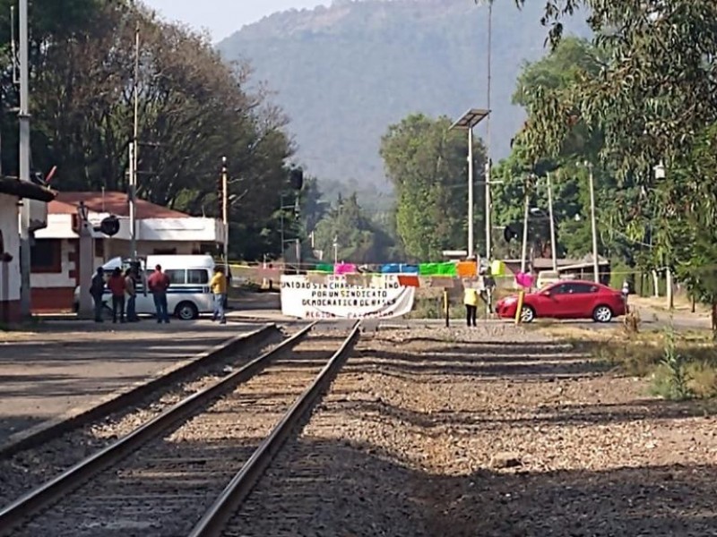 Suman mil contenedores detenidos por bloqueo en Uruapan