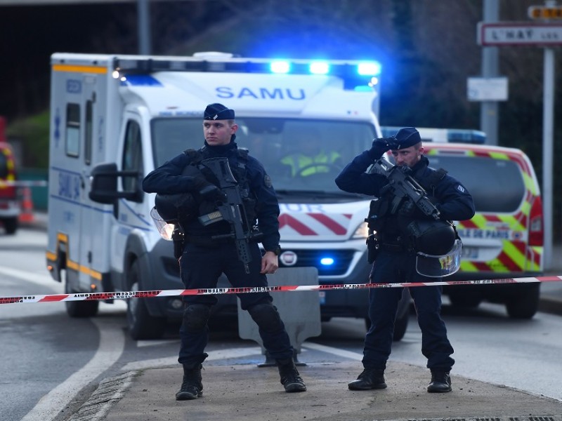 Suman nueve detenidos tras la decapitación de profesor en Francia