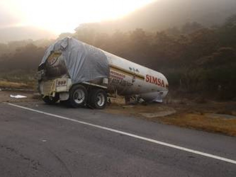 Suman nueve muertos tras volcadura de pipa