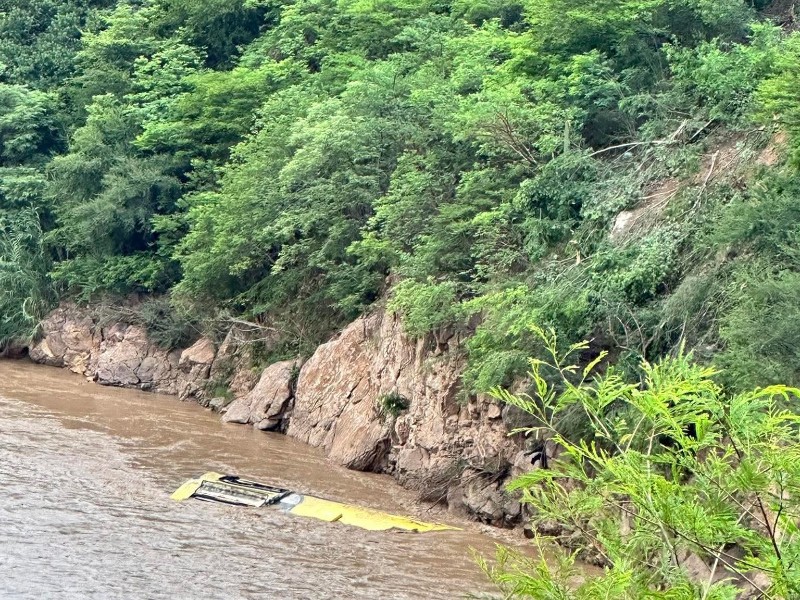 Suman ocho muertos tras caída de autobús en Alpoyeca, Guerrero