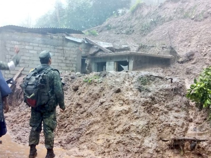 Suman seis muertos por deslave en Sierra norte