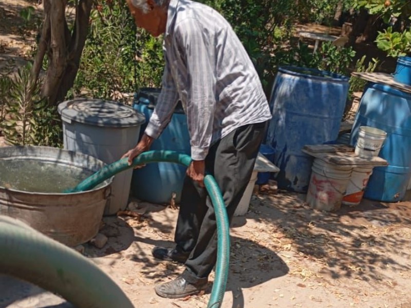 Suministran de agua potable mediante pipas a tres comunidades de El Fuerte