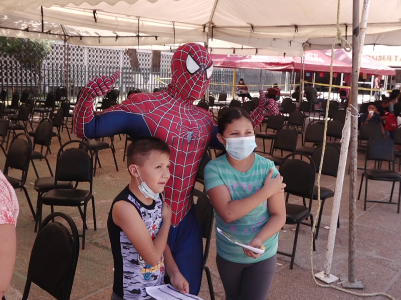 Super héroes acuden a módulos para apoyar vacunación