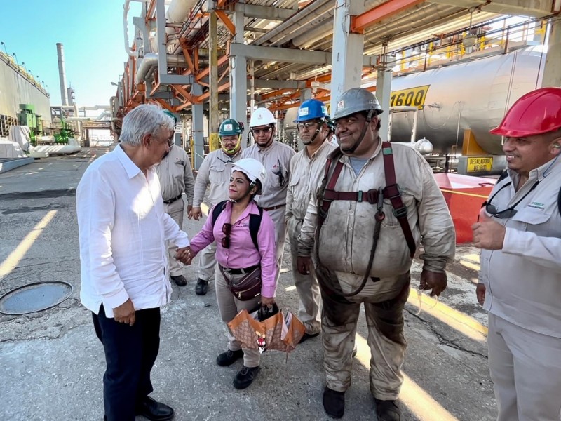 Supervisa AMLO instalaciones de PEMEX en el sur de Veracruz