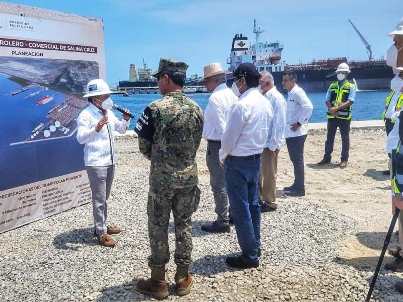 Supervisa López Obrador las obras del rompeolas en Salina Cruz