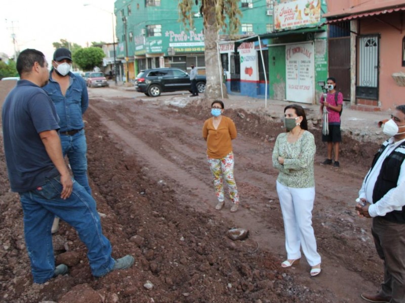 Supervisa Sara Valle avance de pavimentación en avenida VI