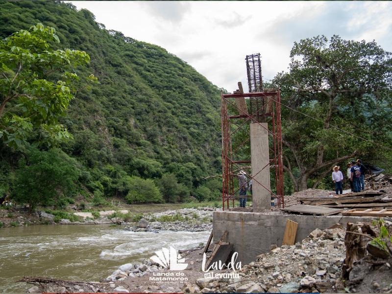 Supervisan avance del puente peatonal colgante sobre el río Moctezuma entre Querétaro e Hidalgo