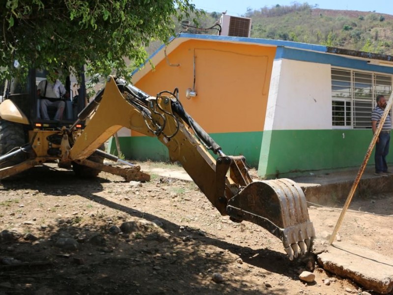 Supervisan avances en reconstrucción de escuelas dañadas por sismo