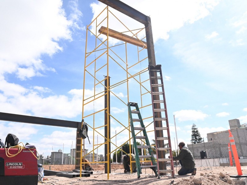 Supervisan construcción de cancha de fútbol en La Pradera