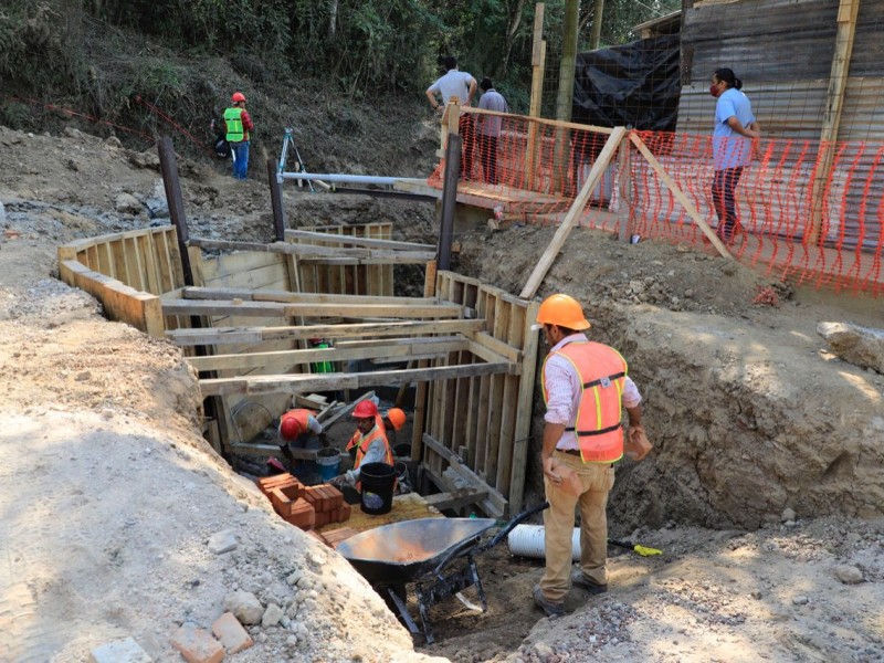 Supervisan construcción de colector pluvial en Xalapa
