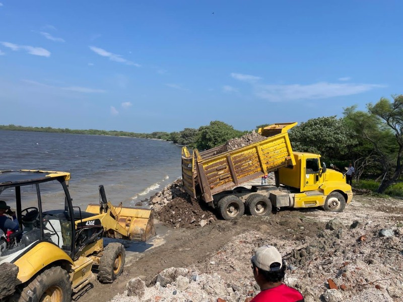Supervisan construcción de compuerta en la Laguna Santa Cruz