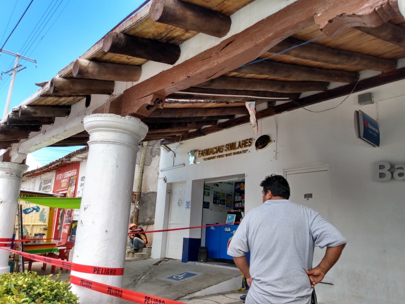 Supervisan inmuebles antiguos dañados por lluvias en Tehuantepec