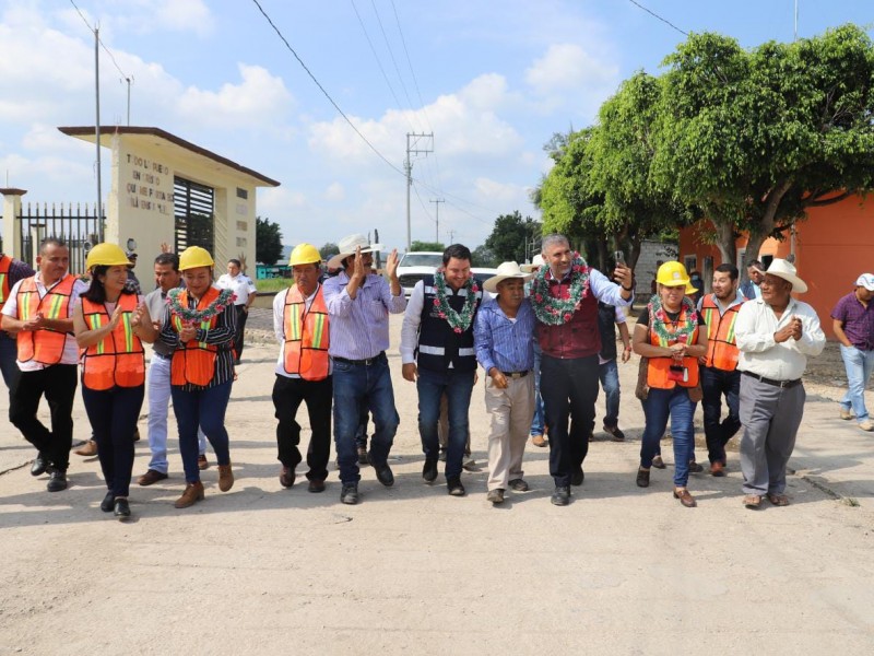 Supervisan obras de electrificación en Socoltenango