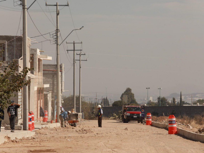 Supervisan pavimentación de calles