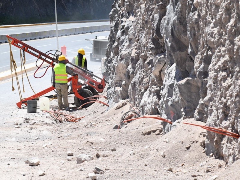 Supervisan protección de taludes en la 413