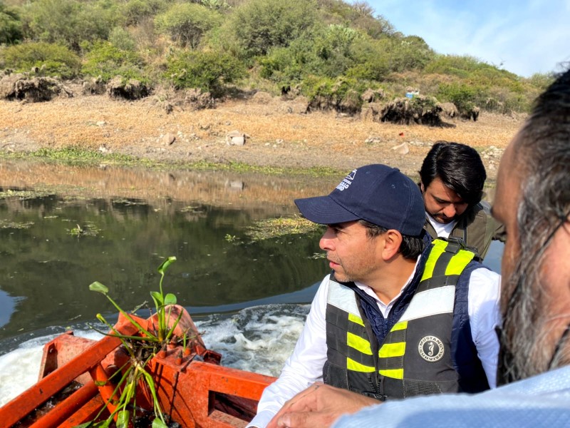 Supervisan trabajos de limpieza en la presa El Batán