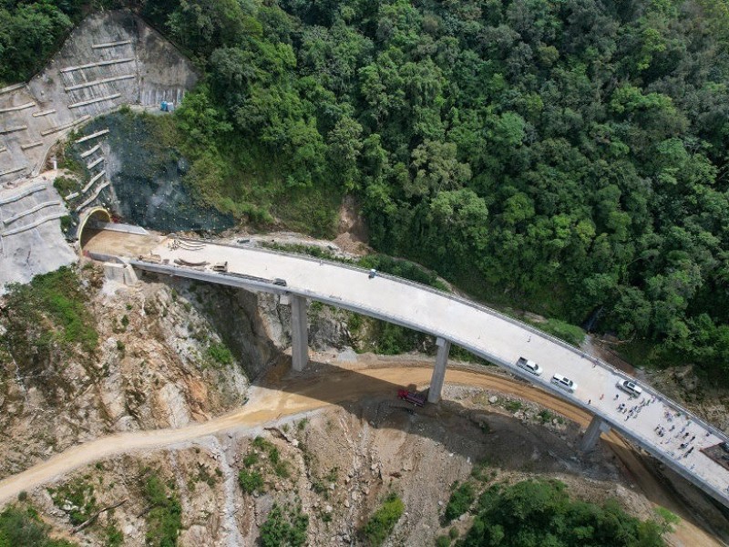 Supervisan avances de autopista Barranca Larga Puerto Escondido