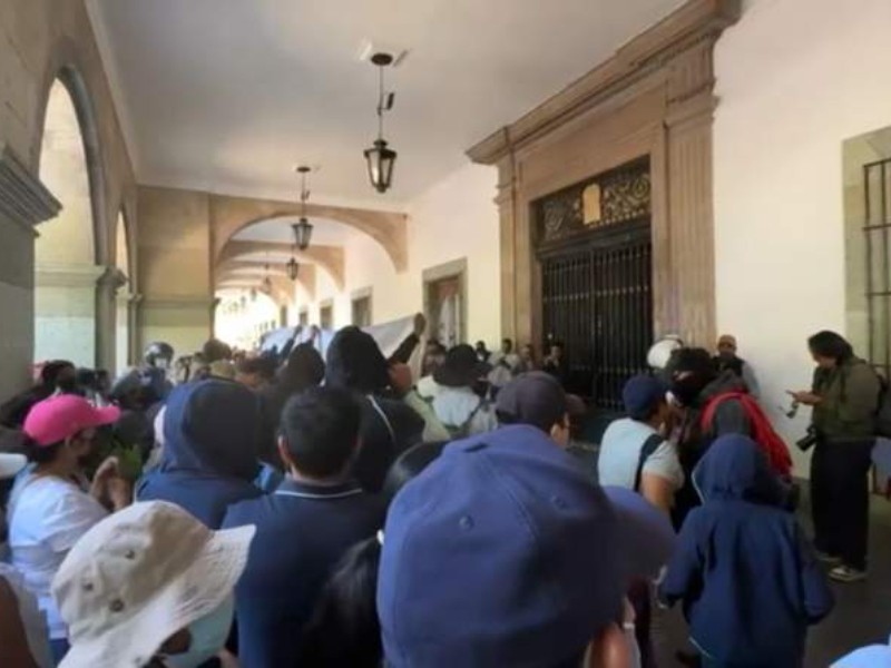 Supervisores de la 22 liberan trabajadores pero mantienen cerrado el palacio