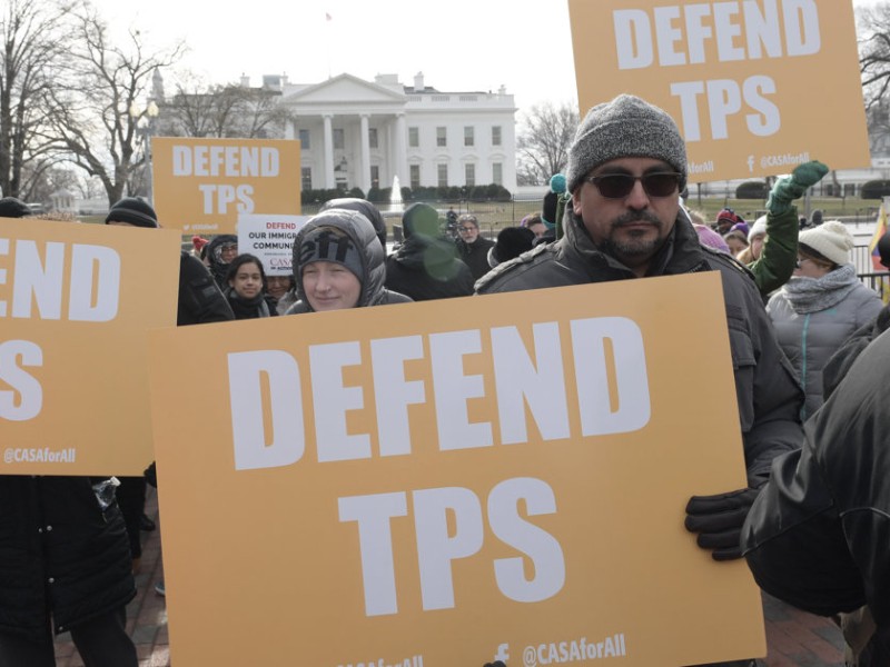 Supremo permite a Trump quitar protección a 532 mil migrantes