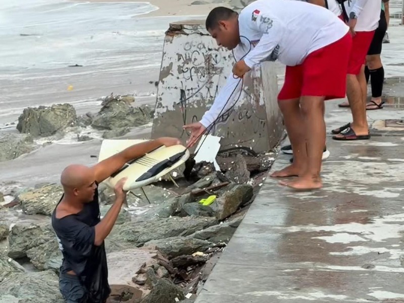 Surfista Rescatado en Playas de Olas Altas de Mazatlán