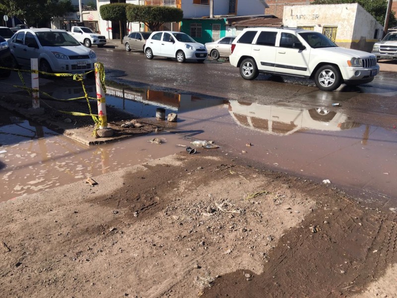 Surge fuga de agua en calle Belisario Domínguez