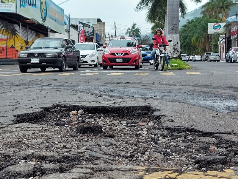 Surge gran bache en Avenida Jacarandas, ciudadanos temen accidentes viales