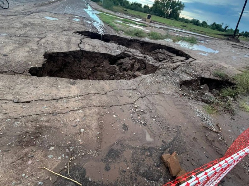 Surge socavón de gran tamaño en bulevar de Navojoa tras recientes lluvias