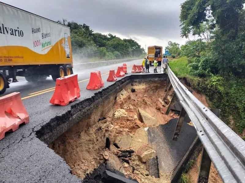 Surge socavón en vía Ocozocoautla - Las Choapas