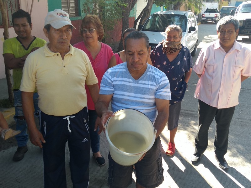 Surte Smapa agua mal oliente en Patria Nueva