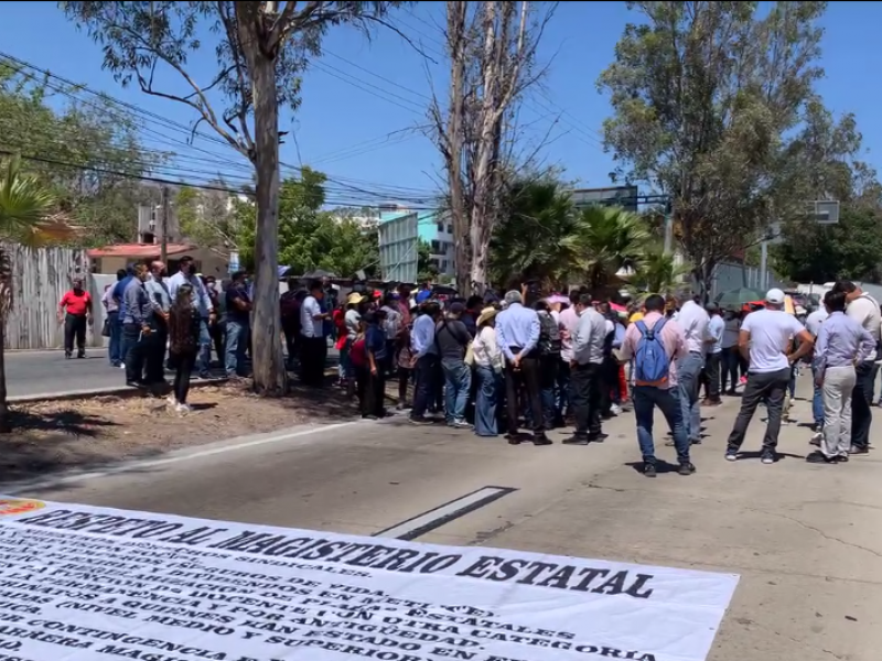 SUSPEG bloquea la autopista en Chilpancingo