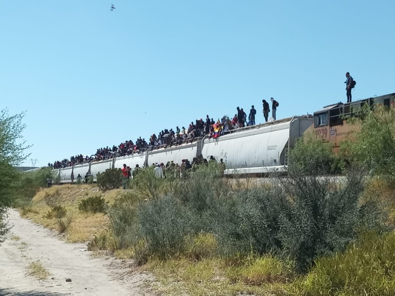 Suspende Ferromex operaciones por cantidad de migrantes en trenes