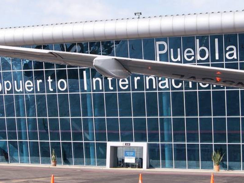 Suspenden actividades en aeropuerto de Puebla por caída de ceniza