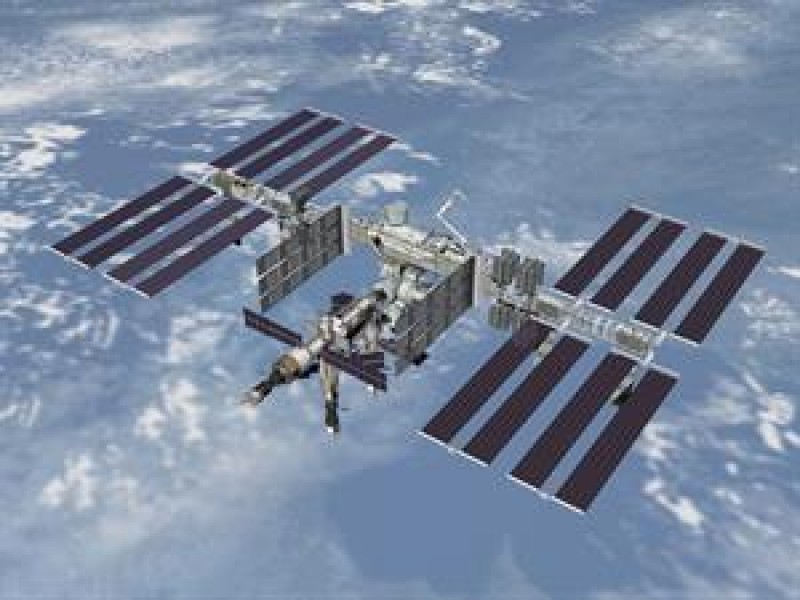 Suspenden caminata espacial tras problema con escafandra de cosmonauta ruso