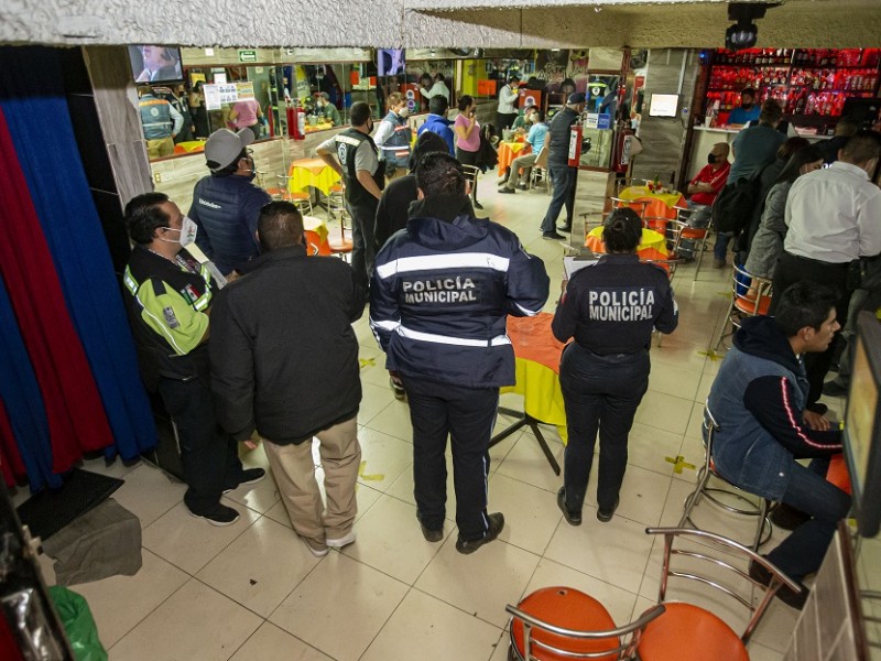 Suspenden cinco establecimientos en operativo