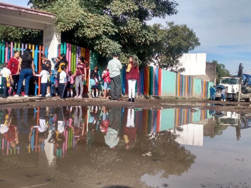 Suspenden clases en preescolar por fuga de aguas negras