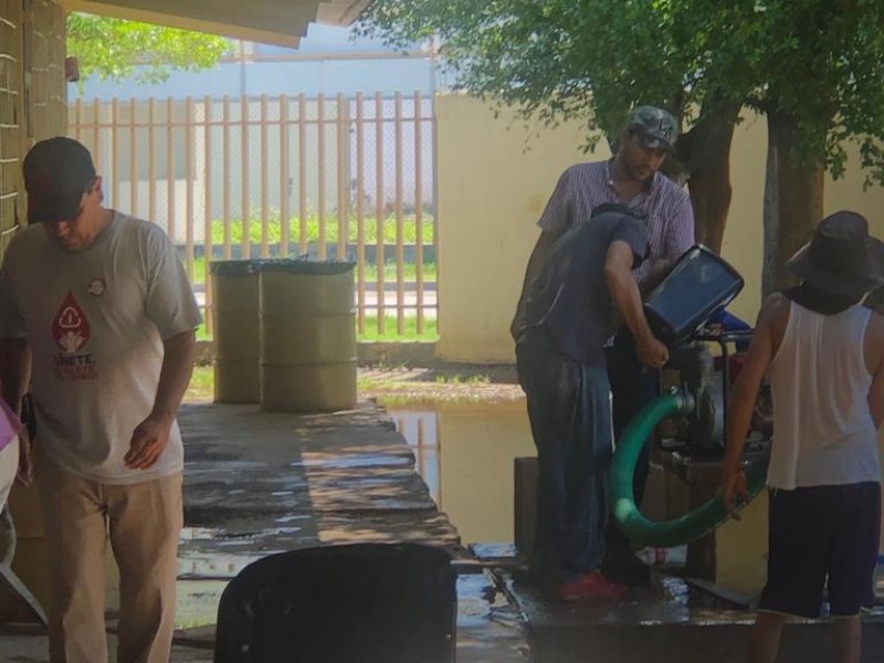 Suspenden clases escuelas afectadas por lluvias en Ahome