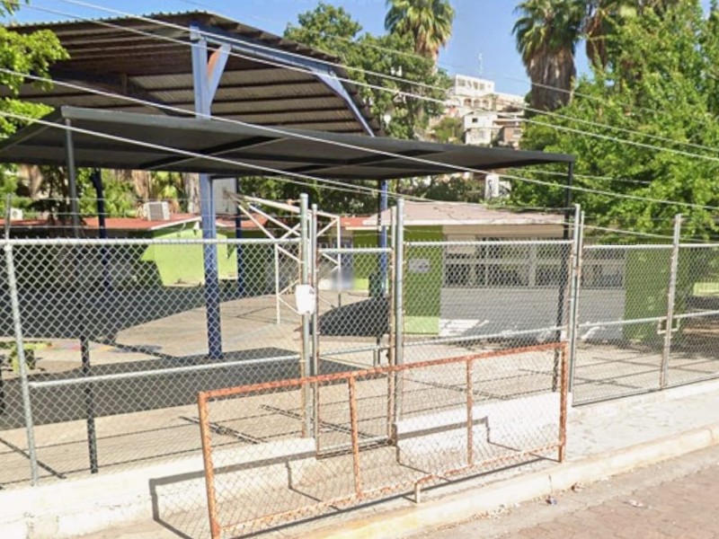 Suspenden clases por aguas negras en primaria de Topolobampo; lanzan S.O.S