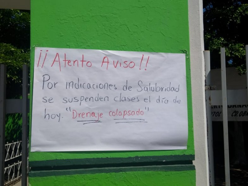 Suspenden clases por drenaje colapsado