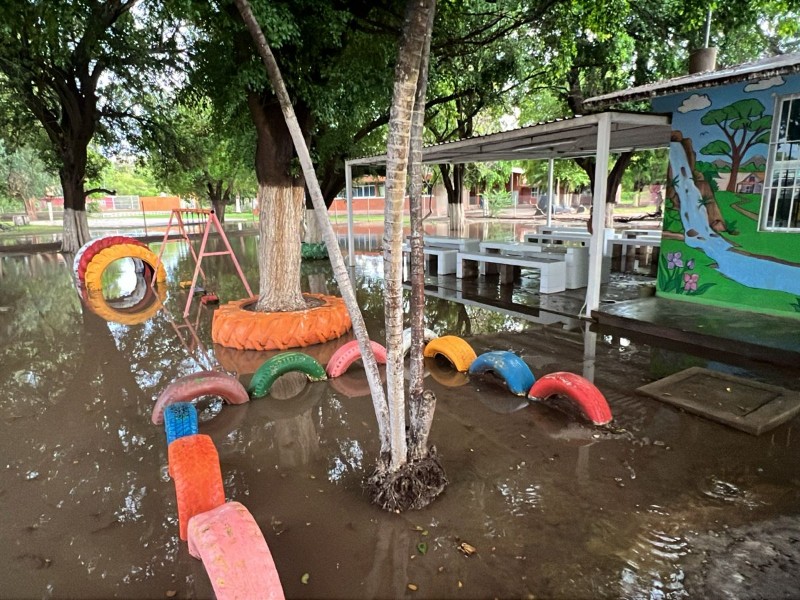 Suspenden clases presenciales en 39 escuelas de Ahome por afectaciones tras lluvias
