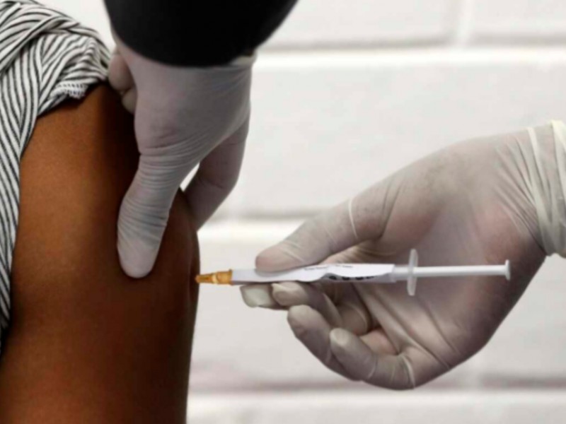 Suspenden pruebas de vacuna Covid-19 de Oxford