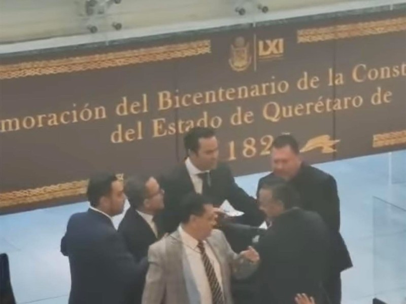 Suspenden sesión de pleno por gritos y empujones entre diputados