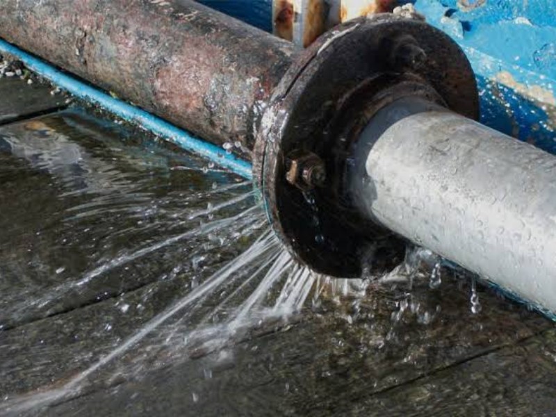 Suspenden suministro de agua en 28 colonias de Guadalajara por fuga