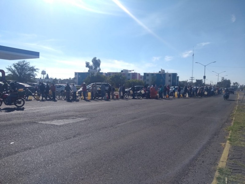 Ciudadanos suspenden actividades para cargar gasolina