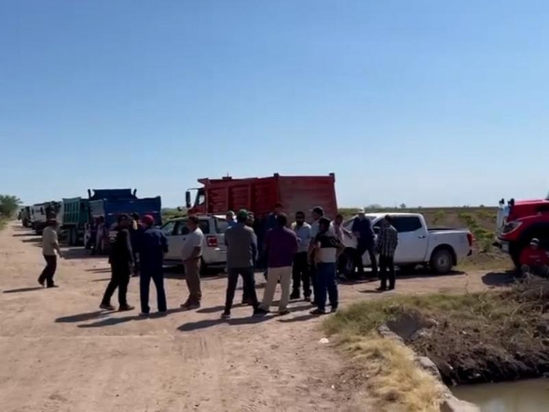 Suspenden temporalmente transporte de carga en obras hidráulicas; buscan incluir a locales