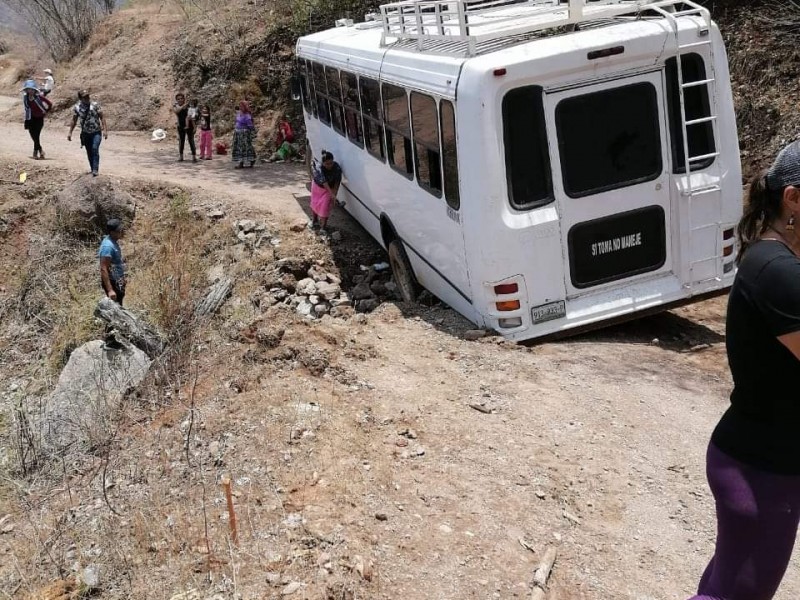 Suspenden transporte público en la sierra por destrucción de caminos