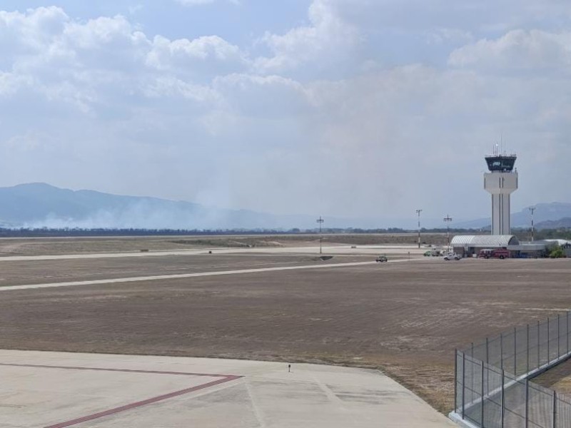 Suspenden vuelos en el aeropuerto internacional por incendio de pastizal