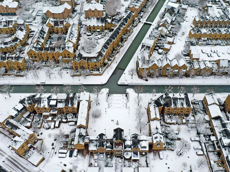 Suspenden vuelos por intensa nevada en Reino Unido
